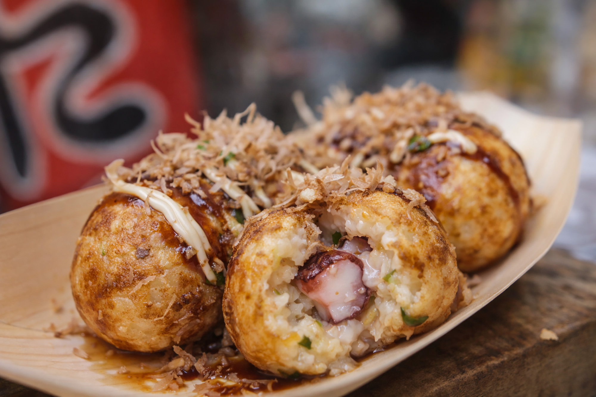 Morceaux de poulpe et takoyaki prêts à servir